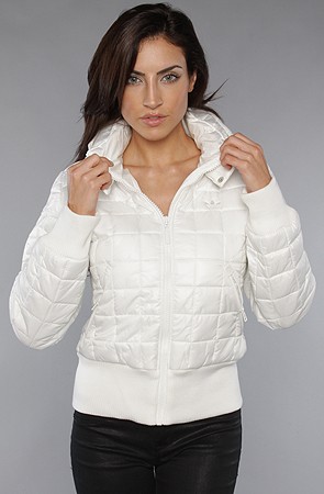 Khi thời tiết lạnh hơn, bạn sẽ không phải lo lắng với mẫu áo khoác dài tay và bo gấu rộng như thế này của Adidas...
